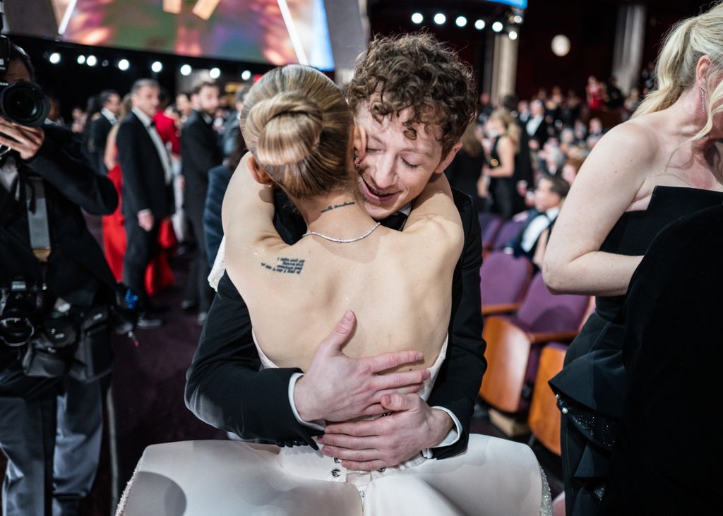 La expareja se funde en un abrazo en los Oscars 2025