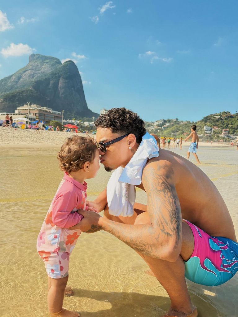 João Mendes con su hija Teresa, la nieta de Ronaldinho.