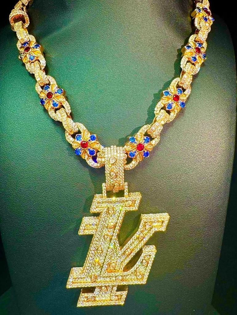 Regalo de El Alfa para Lamine Yamal, una impresionante cadena de oro y diamantes