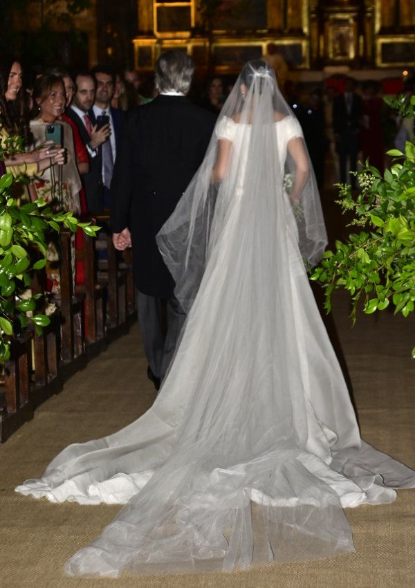 Blanca Sainz el día de su boda con vestido minimalista