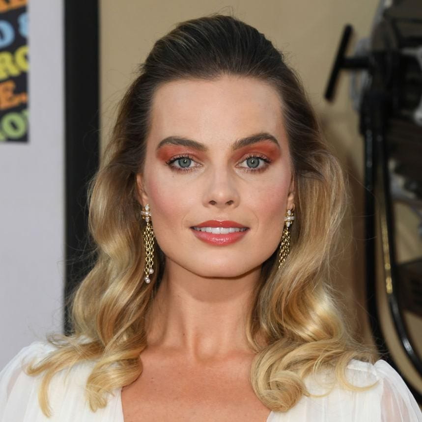 margot robbie con maquillaje unicolor brillante