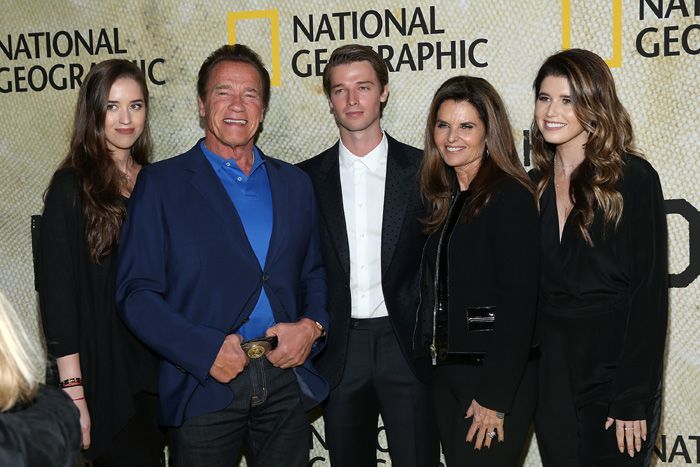 Arnold Schwarzenegger y Maria Shriver junto a tres de sus cuatro hijos 