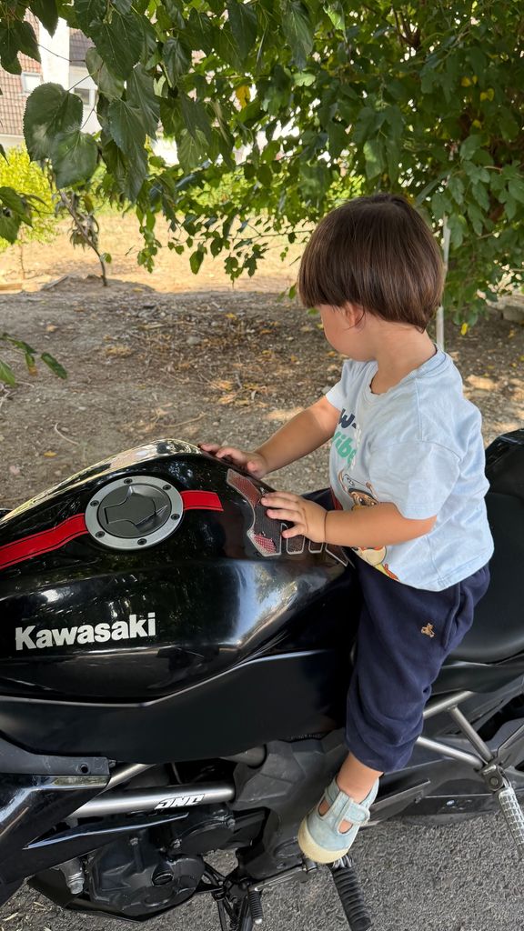 El pequeño Carlo, muy contento con su moto, regalo de sus padres