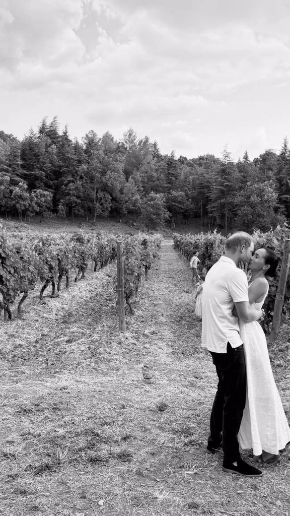 Meghan también mostró una postal romántica junto al príncope Harry.