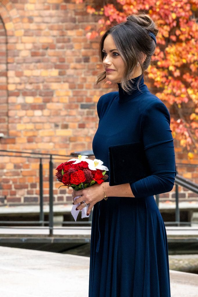 Sofía de Suecia conecta con el vestidor de Meghan Markle gracias al vestido azul marino que estiliza la figura