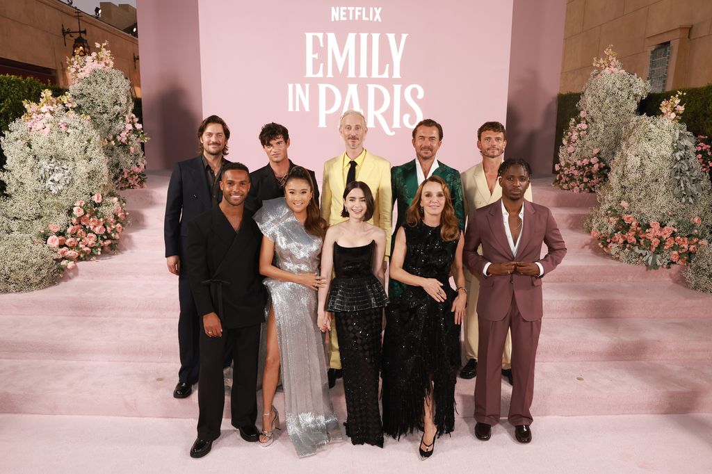 El elenco de 'emily en París' ha formado un estrecho vínculo tanot dentro como fuera de la pantalla