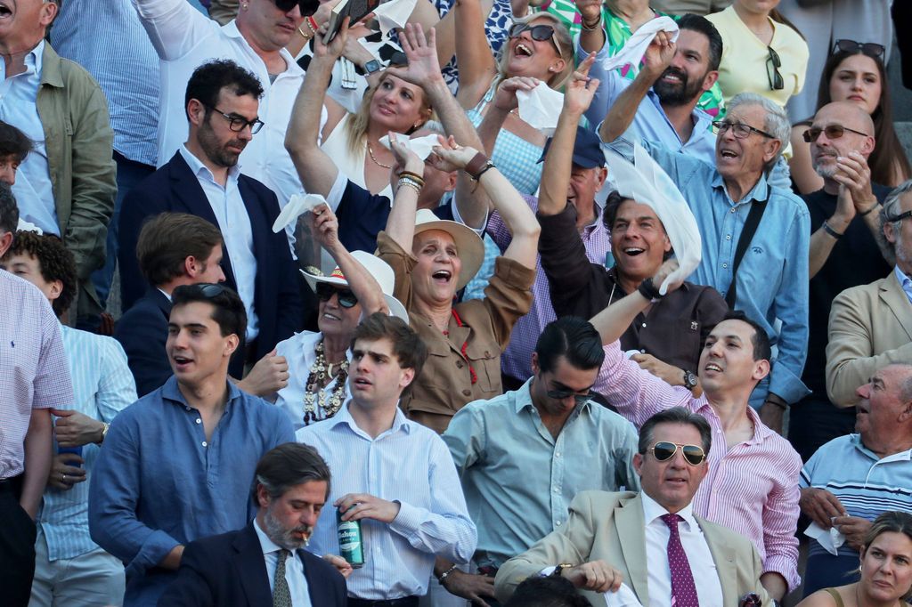 La infanta Elena saca el pañuelo blanco para pedir la oreja al presidente de la plaza de toros de Las Ventas