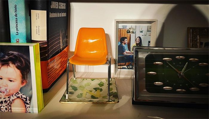 Nuria Roca comparte su curiosa afición por… ¡las sillas en miniatura!