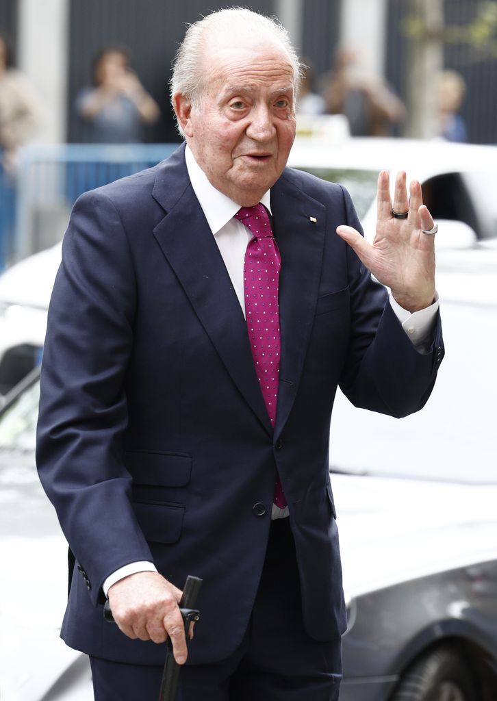El Rey Juan Carlos llegando a la boda de José Luis Martínez Almeida y Teresa Urquijo en Madrid, el 6 de abril de 2024