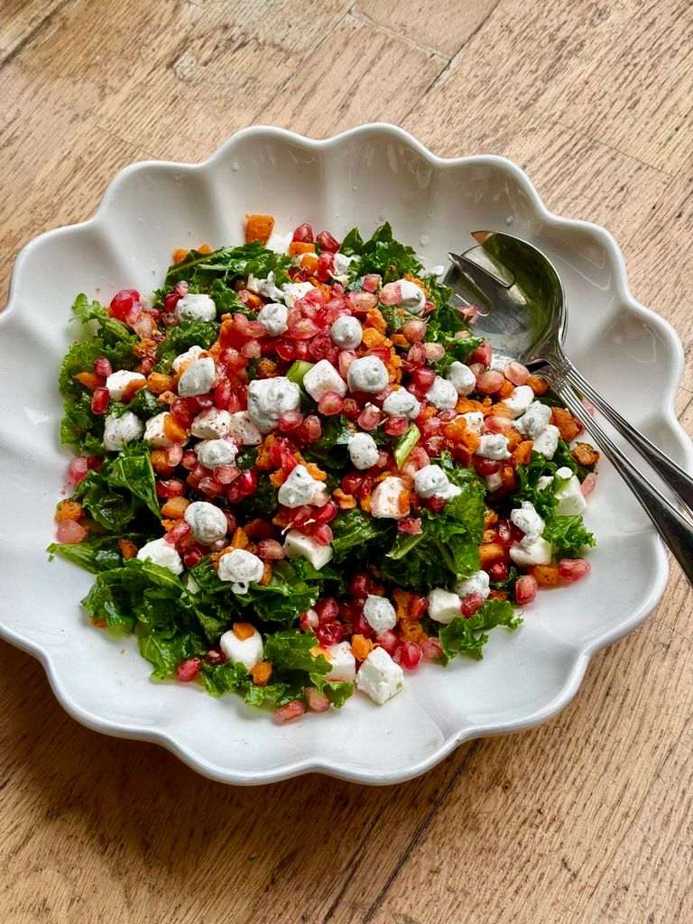 Esta ensalada es una combinación de varios ingredientes de temporada como el boniato, el kale y la granada.