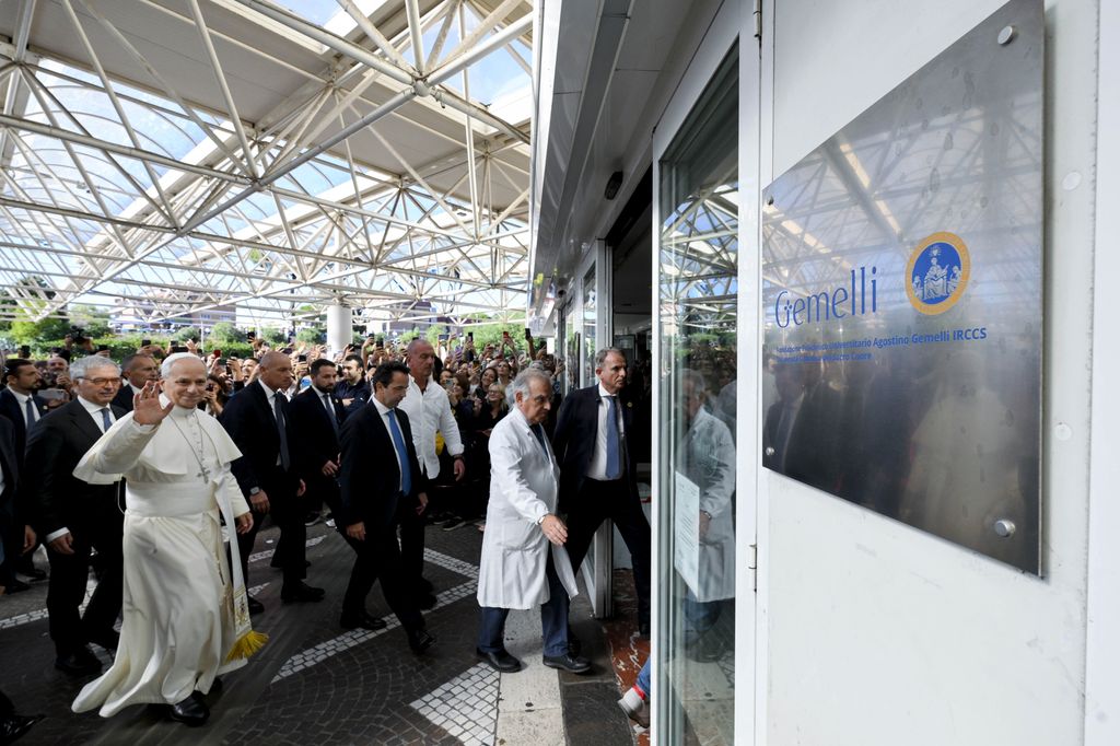 El Papa León saludó a la gente que se reunió para brindarle sus oraciones y buenos deseos