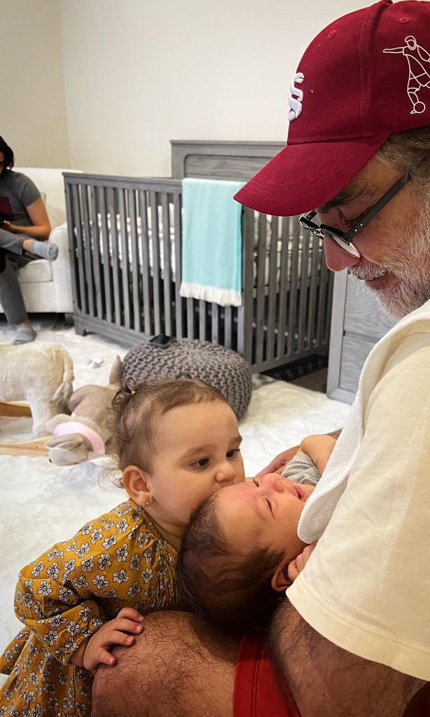 Alejandro Fernández y sus nietas Cayetana y Mía