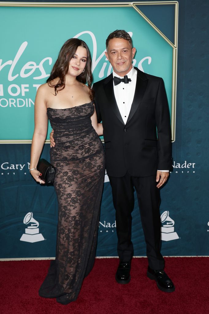Plano entero de Alejandro Sanz posando con su hija Manuela en el photocall