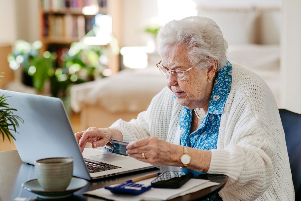 La brecha digital puede aumentar el riesgo de caer en fraudes bancarios, especialmente entre quienes se han incorporado más tarde a la banca online y tienen más dificultades para distinguir una comunicación real de una falsa