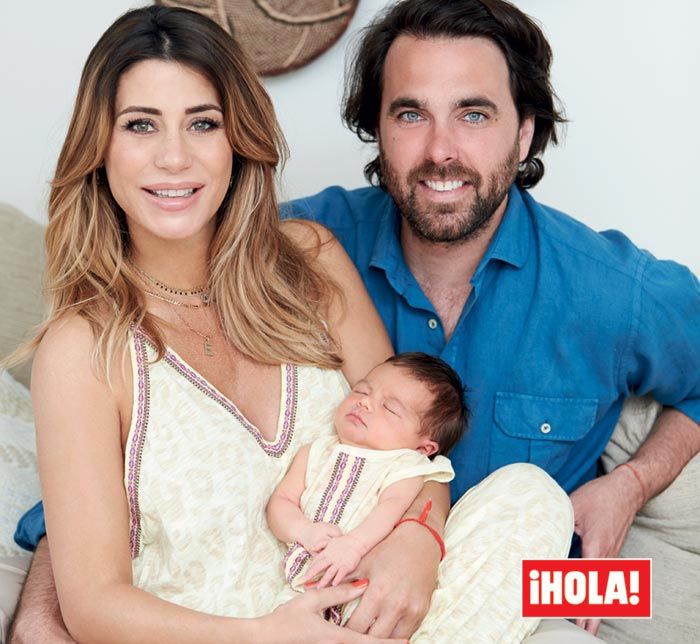 Elena Tablada y Javier Ungría presentan a su hija Camila en la revista ¡HOLA!