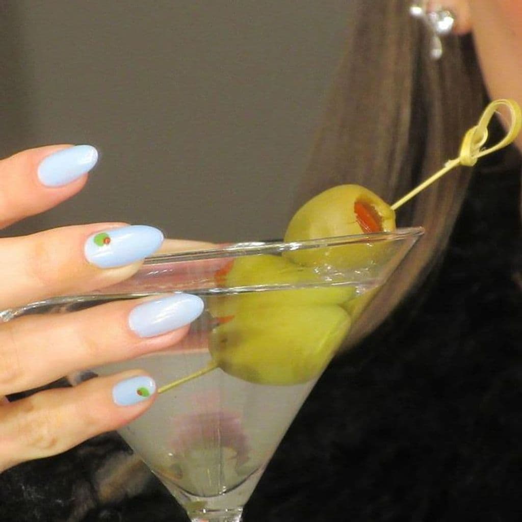Manicura Martini de Hailey Bieber con fondo azul claro