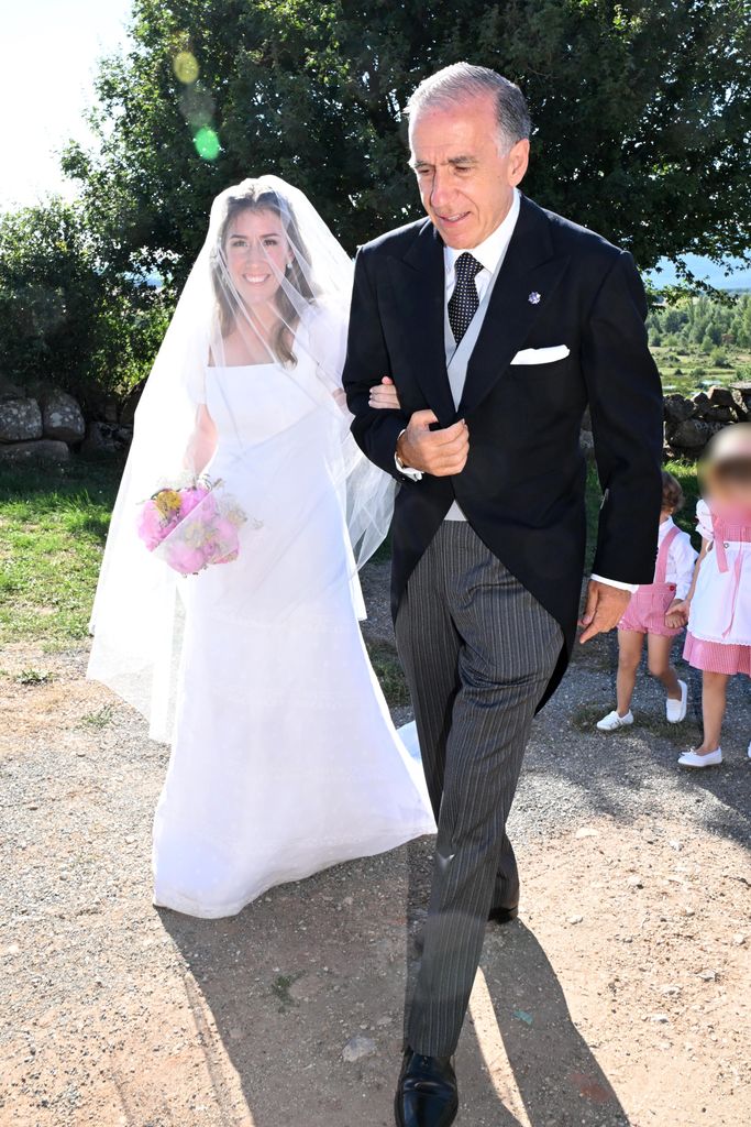 Verónica Urquijo llegando junto a su padre, Gonzalo Urquijo Fernández de Araoz, a la Iglesia de la Asunción de Nuestra Señora