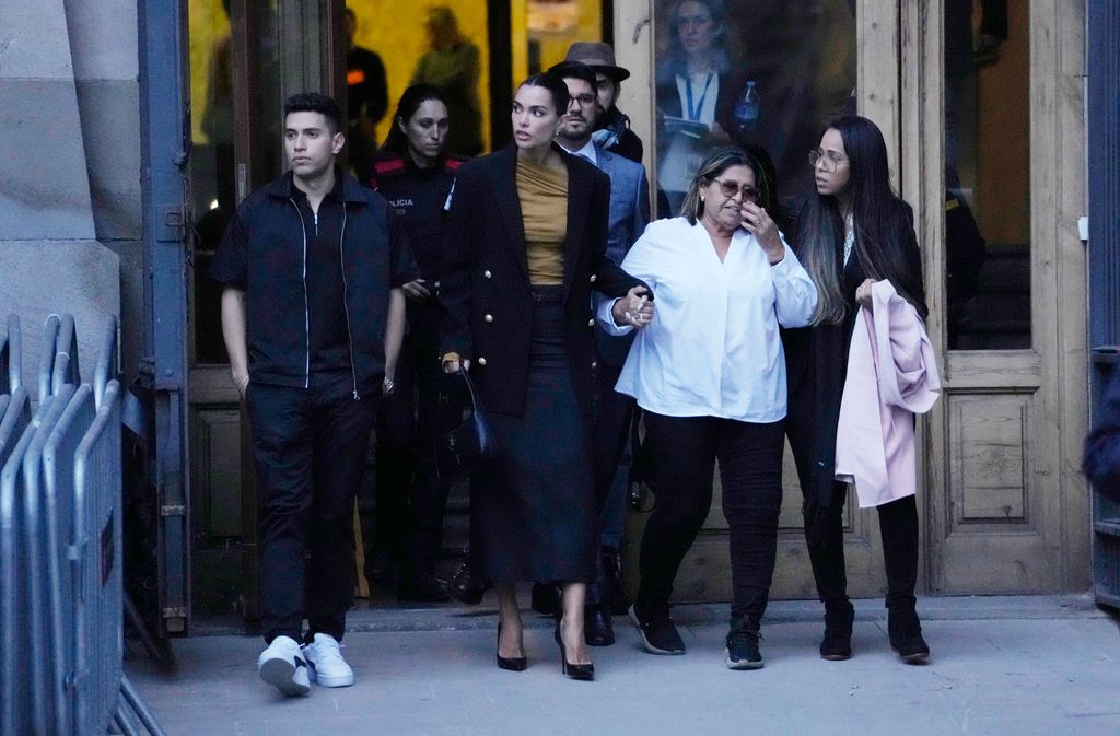 Imagen de Joaan Sanz con la madre de Dani Alves tras declarar en los juzgados