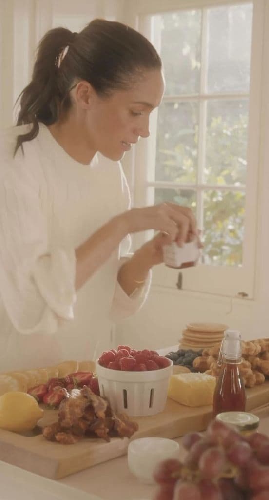 Meghan Markle dijo que, si no hay tiempo de hacer la mezcla de los hot cakes, se pueden comprar de los congelados. 