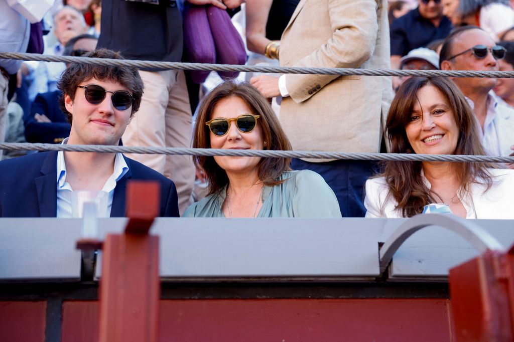 Nuria González con su hijo y su hermana Yolanda en Las Ventas