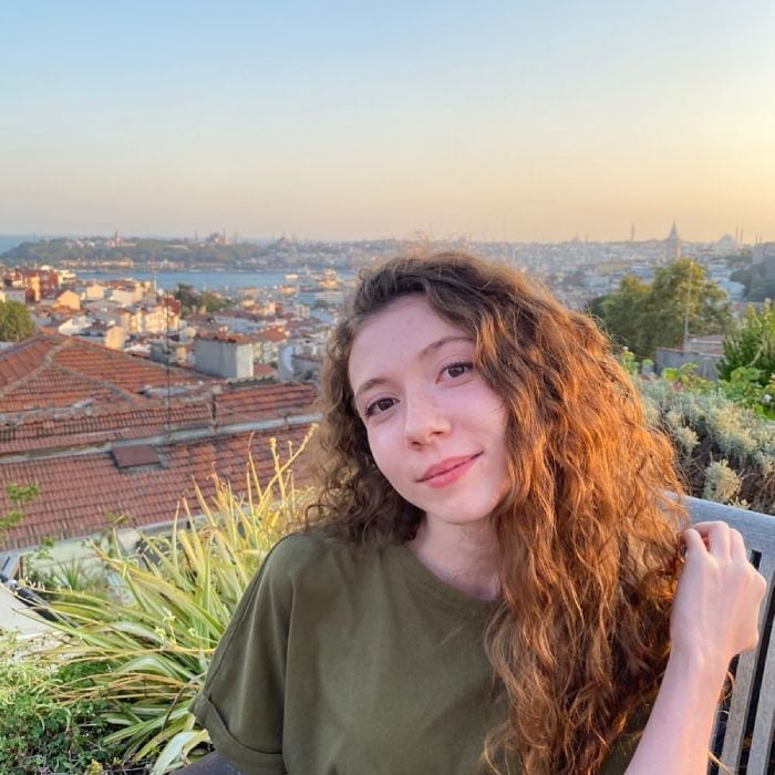 Así es Ece Yüksel, la joven intérprete de 'Secretos de familia'