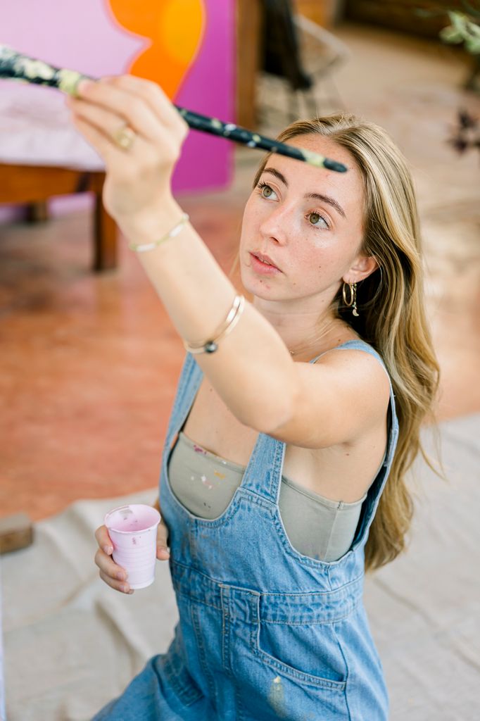 chica pintando