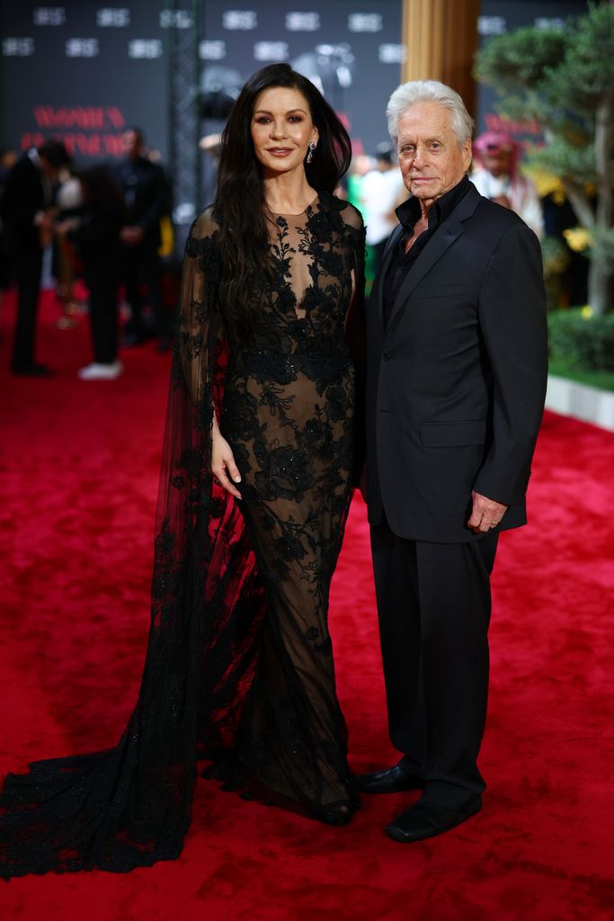 Michael Douglas publicó esta foto junto Catherine Zeta-Jones en el Festival Internacional de Cine del Mar Rojo en Yeda, Arabia Saudita, en 2024.