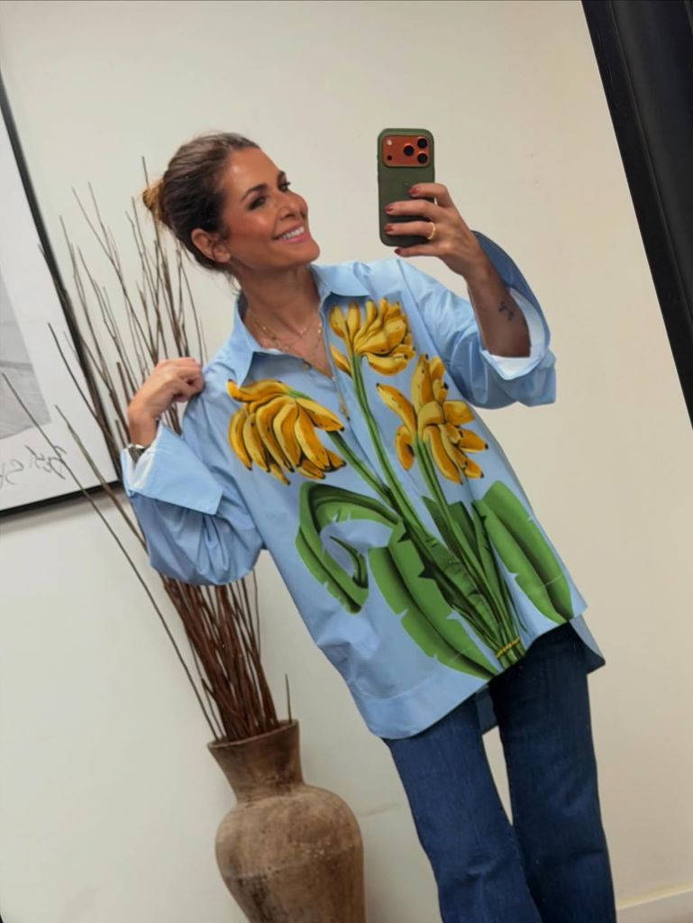 Nuria Roca con camisa original de plátanos y vaqueros efecto piernas infinitas. 