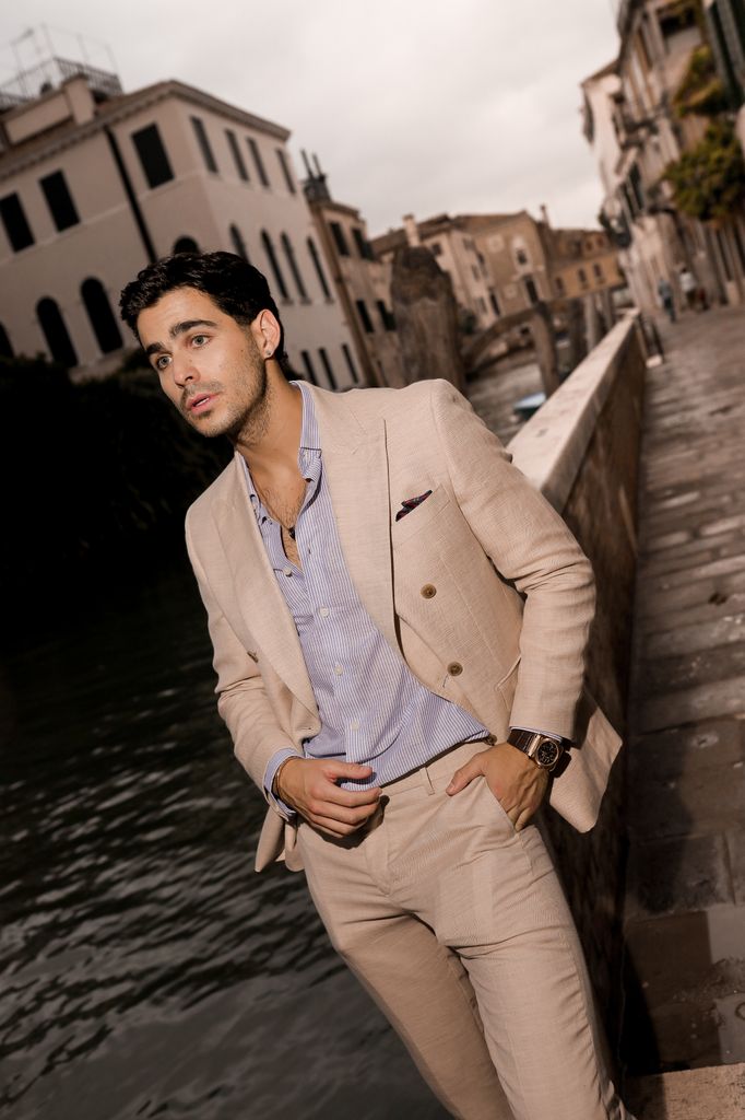 Mauricio posando en uno de los canales de Venecia luciendo un traje de @hackettlondon