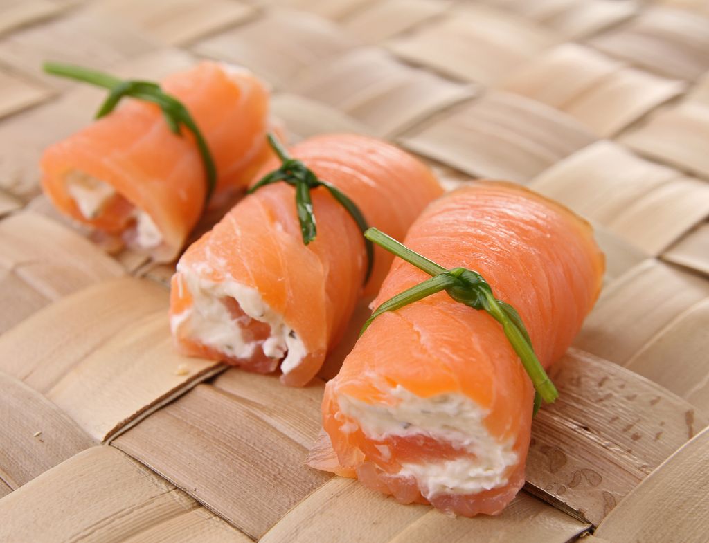 Rollitos de salmón con queso crema