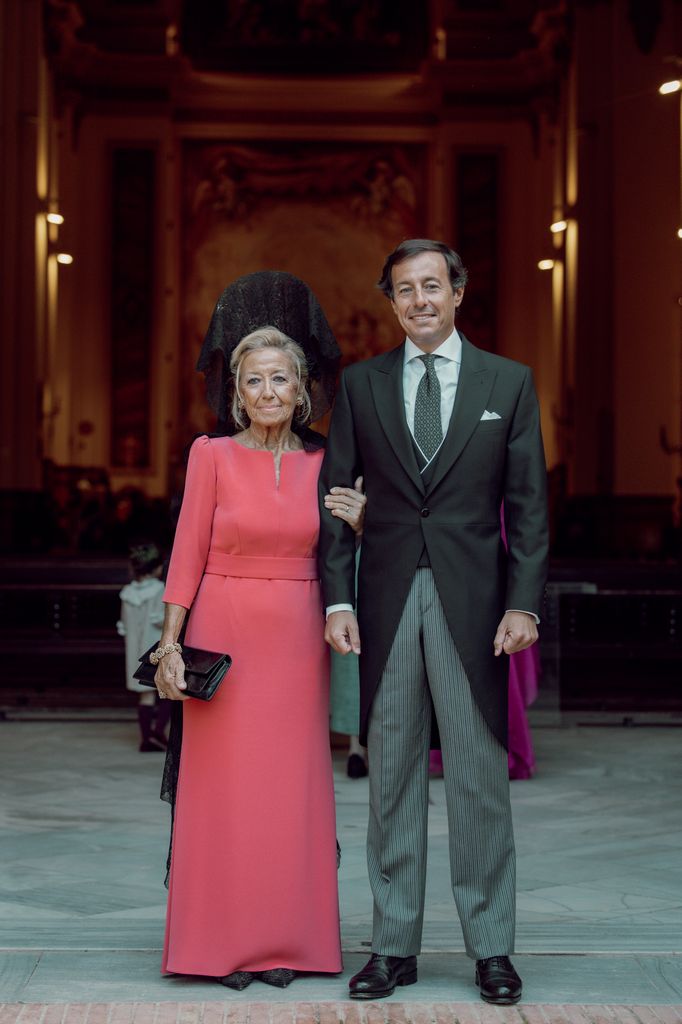 Pablo Solís, del brazo de la elegante madrina, vestida de Fernando Marín Pallarés con mantilla española