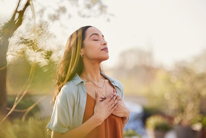 mujer respirando al aire libre
