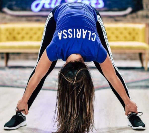 Clarissa Molina realiza estiramientos.