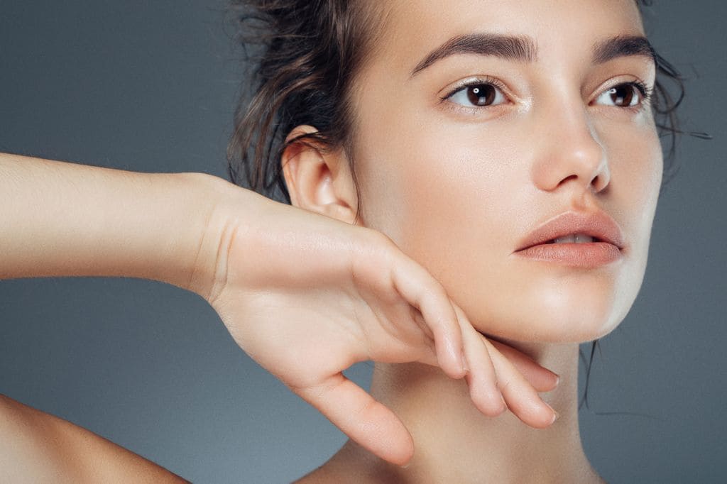 Primer plano de mujer con piel bonita