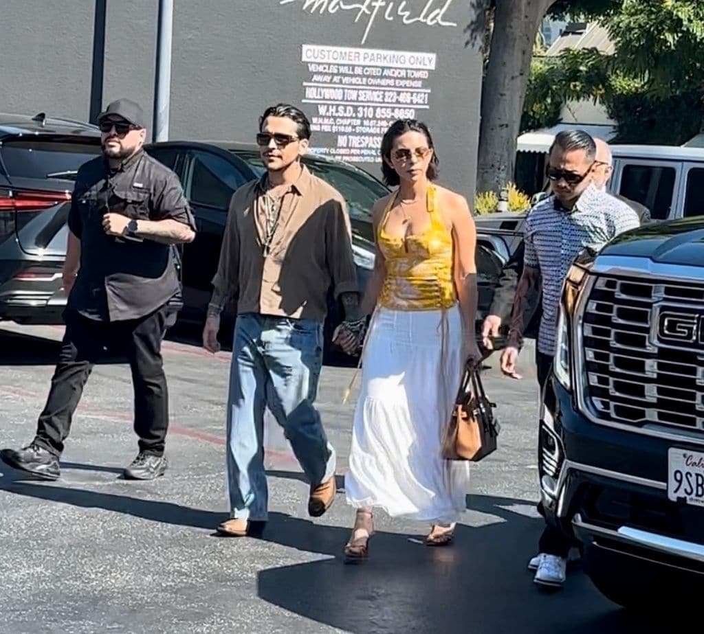 Christian Nodal y Ángela Aguilar fueron vistos en Beverly Hills escoltados algunas personas.
