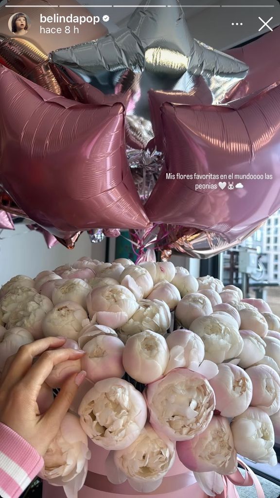Belinda compartió que le regalaron más de una docena de peonías, sus flores favoritas.