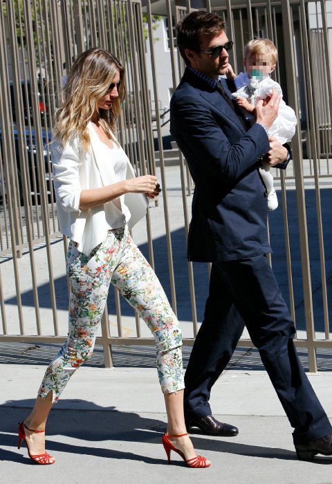 Giselle Bündchen se convierte en la maniquí de referencia del blazer + etiqueta de día, y ya hacía perfecto uso de este look de fiesta en el bautizo de su hija el año pasado.
