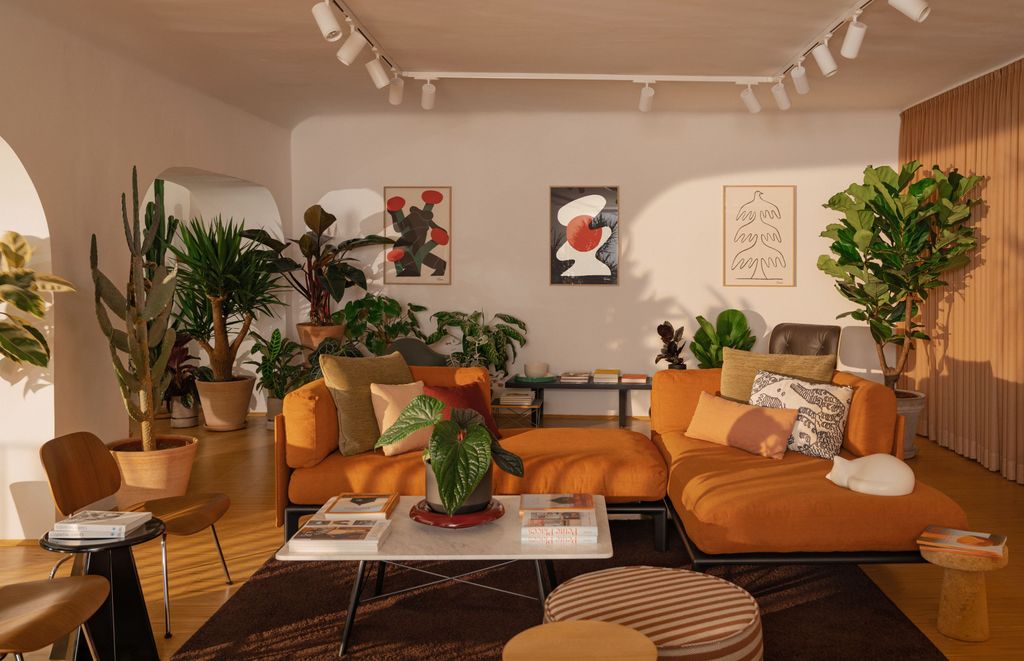 Salón con sofá naranja y sillas de vitra