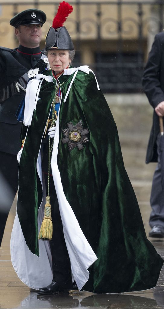 La princesa Ana presidió a caballo la procesión del rey Carlos III