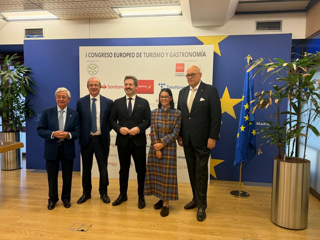 Rafael Ansón, Daniel Calleja, Mariano de Paco, Natalia Bayona y Maciej Dobrzyniecki en la inauguración del Congreso.