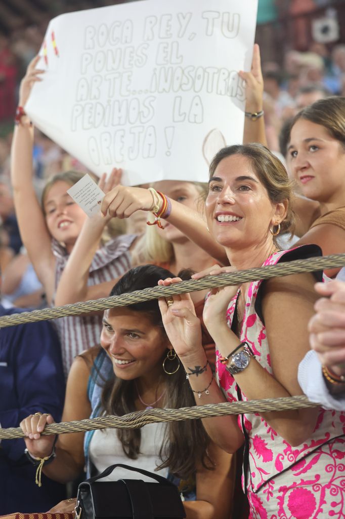 Tana Rivera y Lourdes Montes en una tarde de toros en familia en Málaga viendo a Roca Rey, 2026