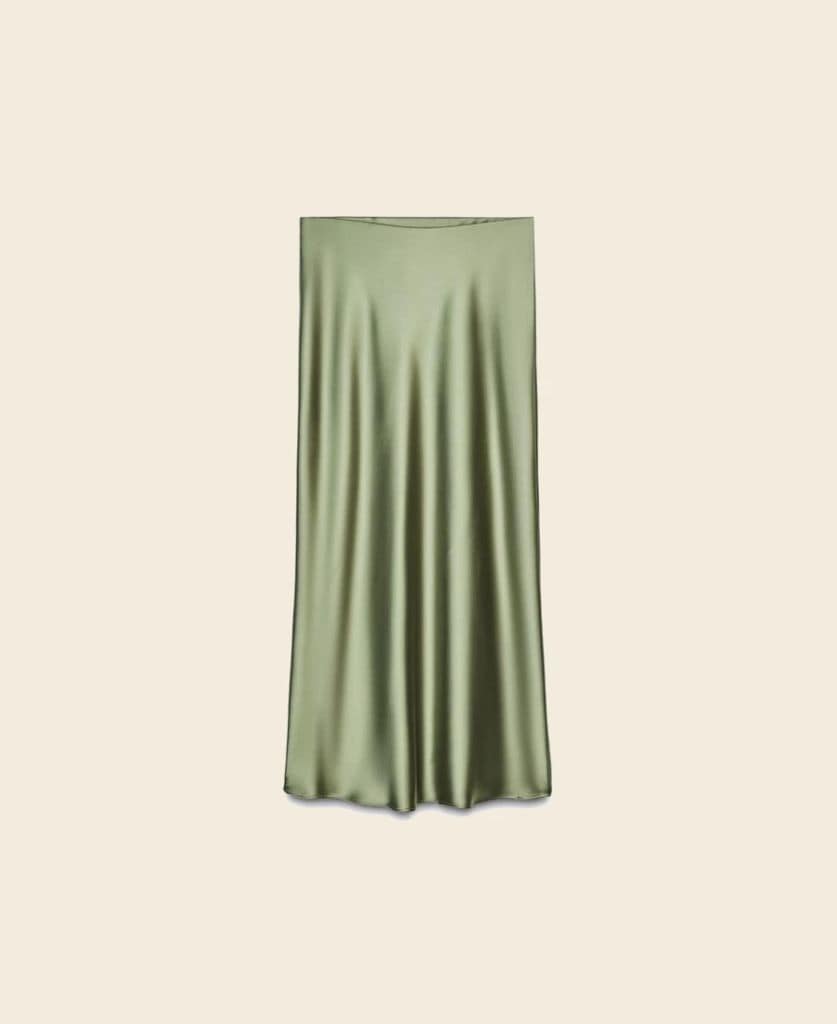 Falda de boda de Zara de rebajas verde y en acabado satinado
