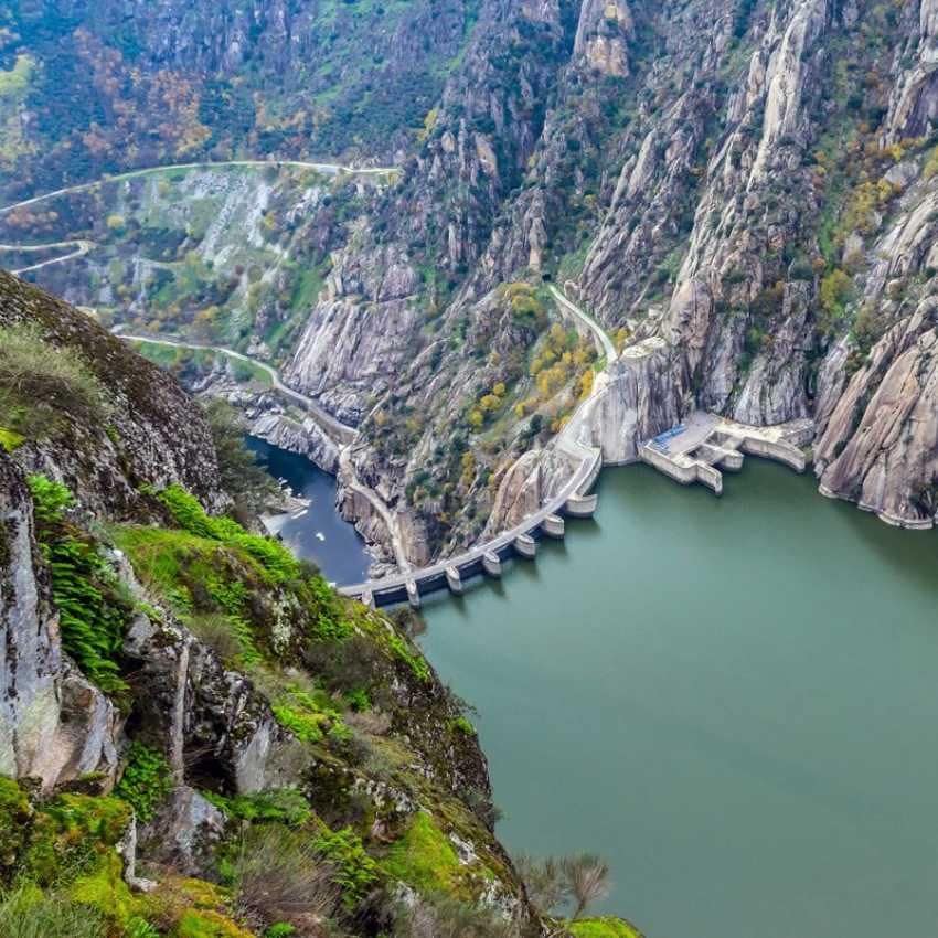 Represa Aldeadavila en Arribes del Duero.