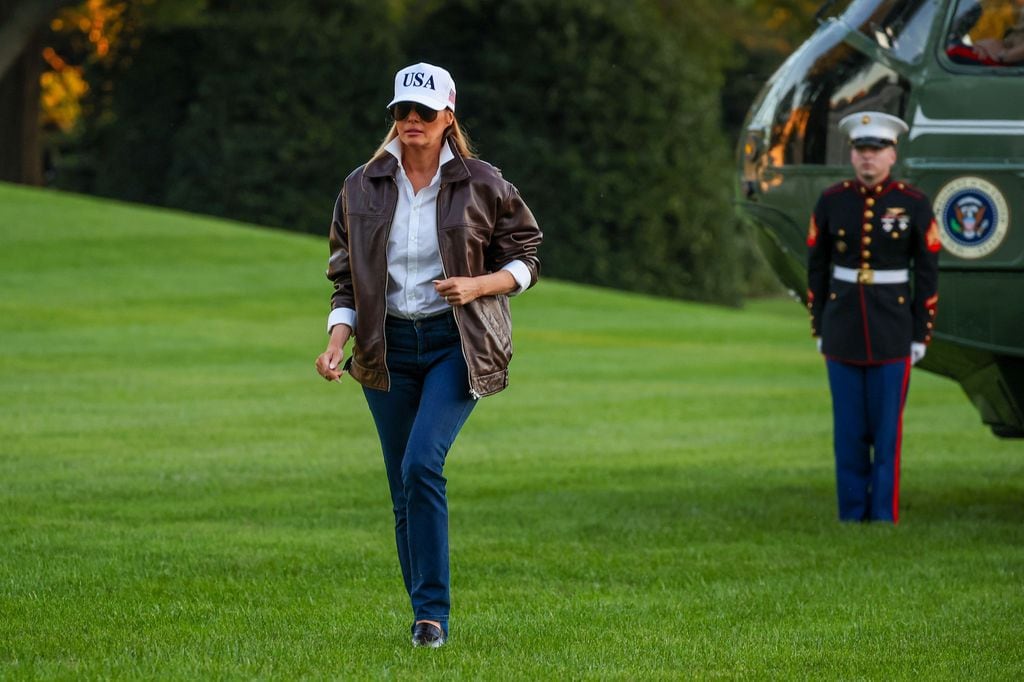 La primera dama Melania Trump camina por el jardín sur de la Casa Blanca