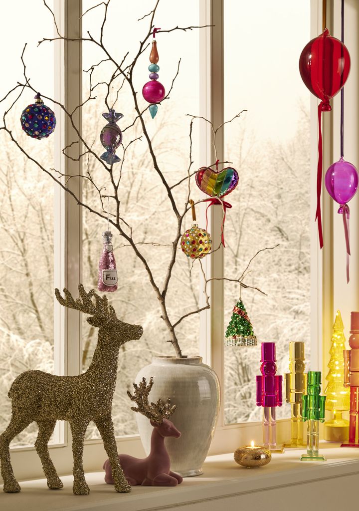 Decoración navideña con adornos de colores