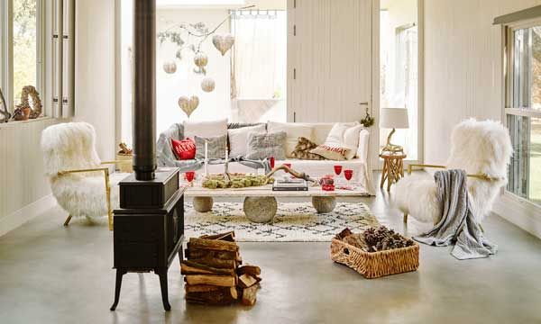 Traslada la Navidad a todos los rincones de tu hogar. Desde las puertas y las ventanas, pasando por las paredes y la zona de la chimenea. Ambiente de Zara Home (zarahome.com).
