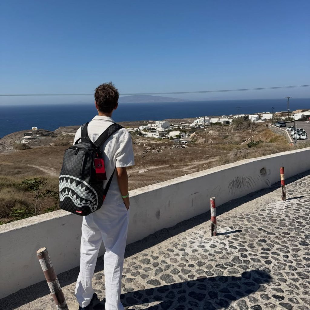 Lucas, hijo de Fonsi Nieto y Alba Carrillo, de vacaciones en Santorini