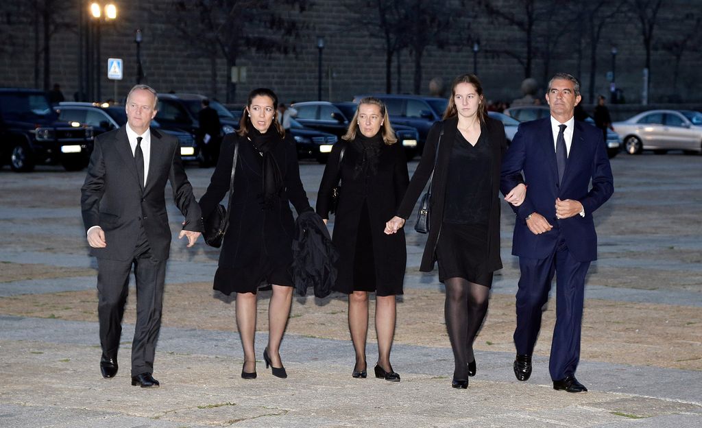 A la derecha de la imagen, los padres de la novia, María Paloma de Borbón Dos Sicilias y Simeón de Habsburgo Lorena llegando al funeral del infante don Carlos en San Lorenzo de El Escorial en el año 2015. Junto al matrimonio, la hermana de ella, Cristina de Borbón-Dos Sicilias con su marido, Pedro López Quesada, y su hija, Victoria López Quesada