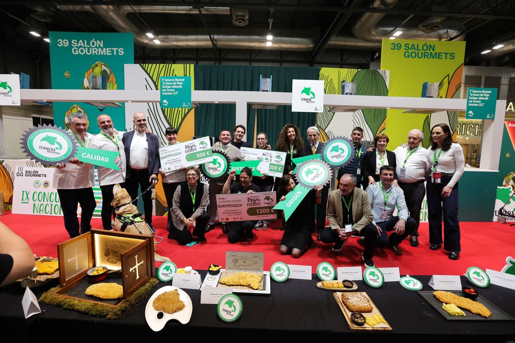 Foto de grupo con los participantes y los miembros del jurado.