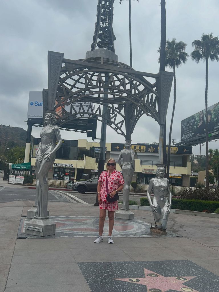 La colaboradora en el Hollywood & La Brea Gateway